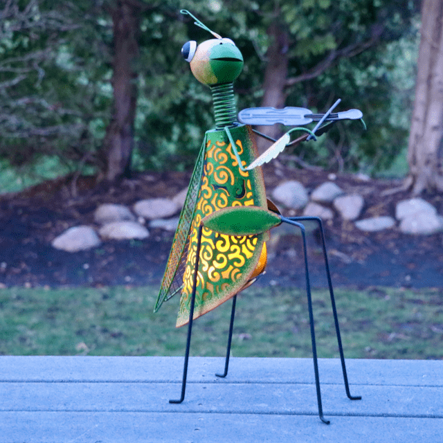 Signature HomeStyles Garden Decor- Solar Playing Violin Solar Metal Praying Mantis